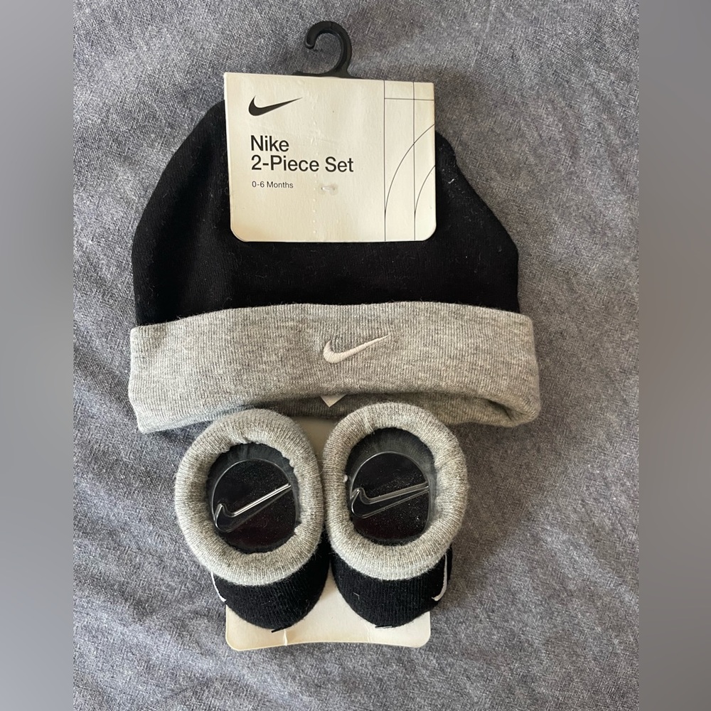 NIKE BABY SET: hat and booties for baby size 0-6 months.